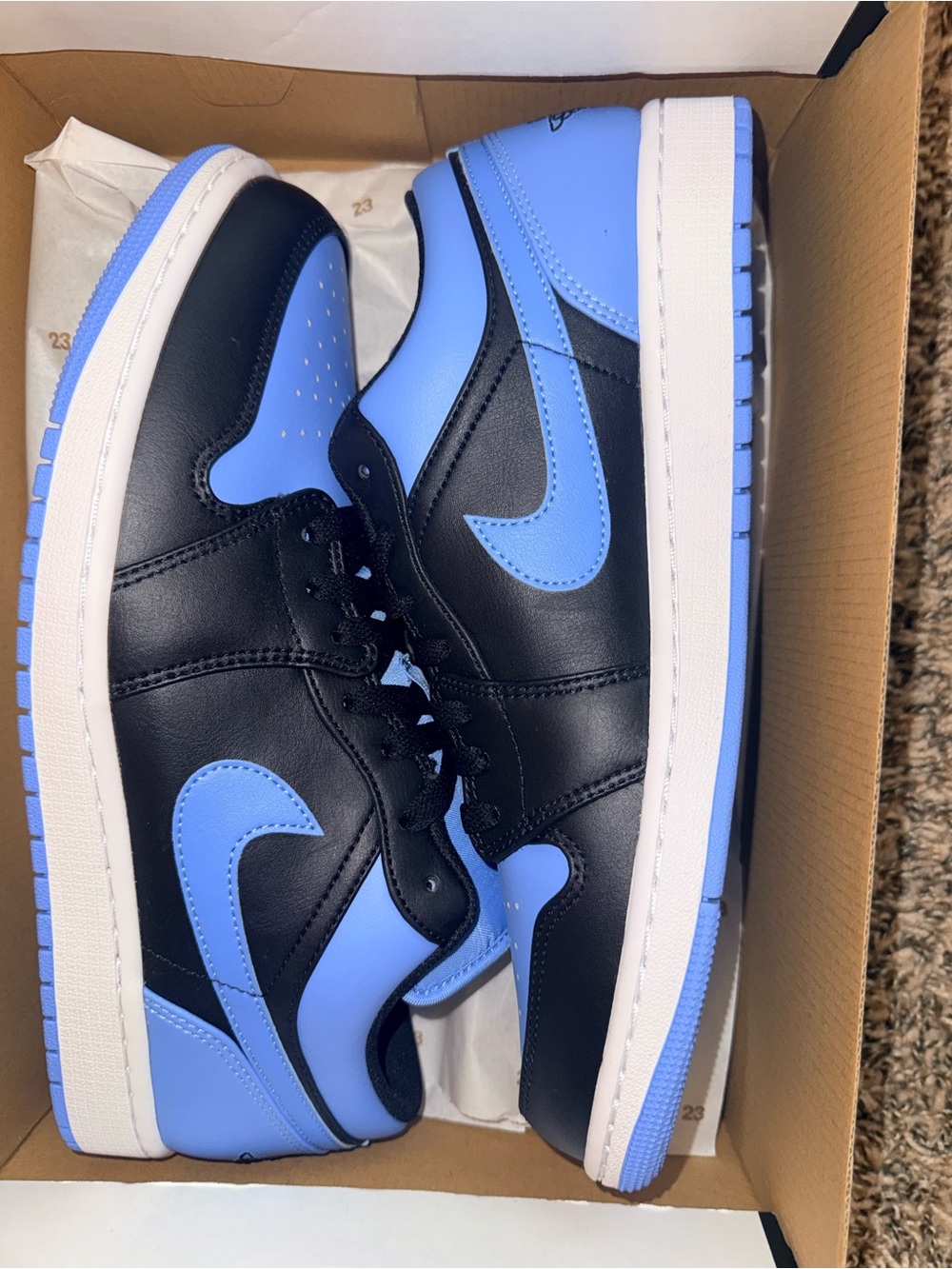 Jordan Low-Top Sneakers in Black & University Blue